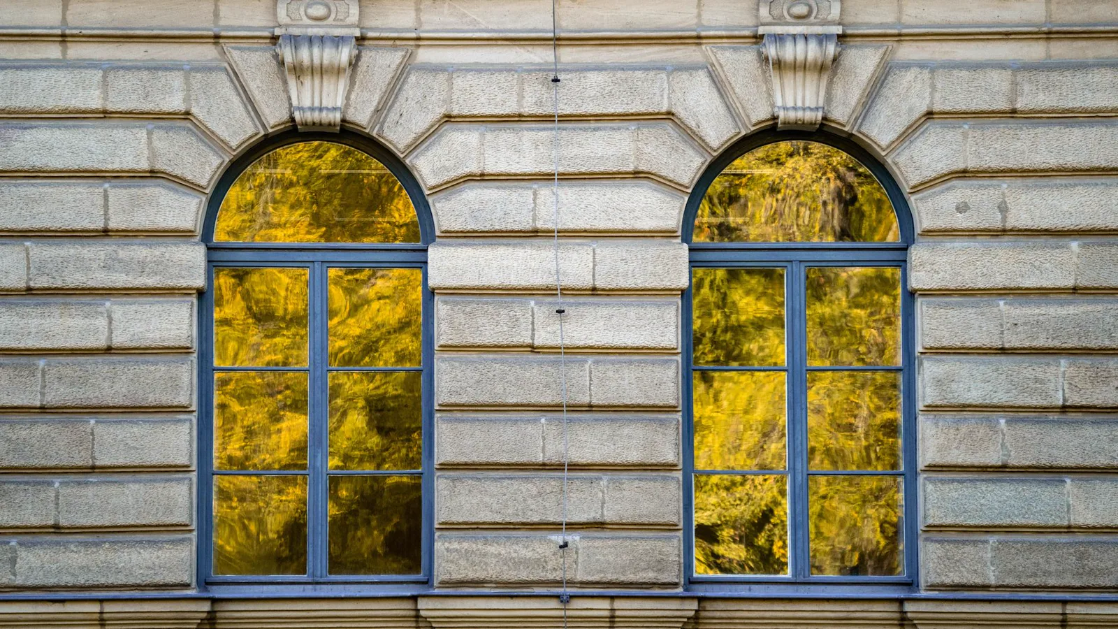 Moderne Fensterfront eines Wohnhauses