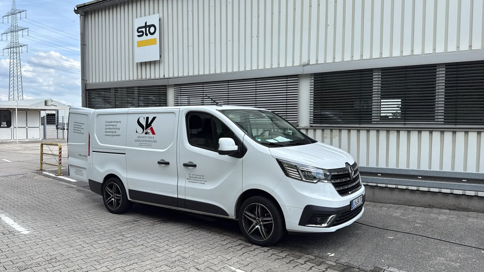 Firmenfahrzeug der SK Grundstück- & Gebäudereinigung